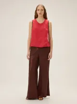 Pantalón de lino de corte recto y elegante, color marrón con sutil brillo, con cintura elastizada.