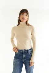 Polera de algodón color bordó, con cuello alto y mangas largas. Presenta un diseño ajustado al cuerpo con costuras visibles en los puños.