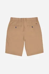 Bermuda tipo chino de la marca Mistral, con diseño clásico, cierre de botón y cremallera, bolsillos laterales y pasacintos.