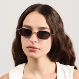 Lentes de sol con marco metálico dorado de forma rectangular y cristales oscuros con protección UV400.