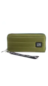 Billetera larga con cierre perimetral, confeccionada en nylon capitoneado color verde petróleo. Cuenta con correa de mano desmontable con logo estampado y parche frontal con marca LNS.