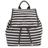 Mochila mediana de tela a rayas horizontales blancas y negras, con solapa superior con cierre magnético y cordón ajustable. Tiene asa de mano superior y tirantes ajustables.