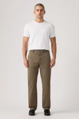 Pantalón chino de corte relajado en color marrón, con cierre de botón y cremallera, bolsillos laterales y traseros.