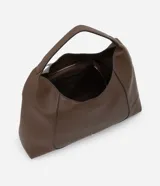 Cartera tipo hobo grande de color marrón oscuro, confeccionada en PU (poliuretano) con textura que imita cuero granulado. Presenta un asa de mano y un detalle de tira con hebilla metálica en la parte frontal superior.