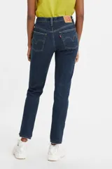 Jeans Levi's modelo 501 Skinny de tiro alto, confeccionados en denim premium selvedge color azul oscuro con efecto desgastado. Presentan corte ajustado en la pierna, bragueta con botones y diseño clásico de cinco bolsillos.