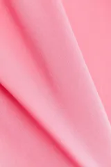 Pollera tobillera de corte holgado en mezcla de viscosa, de color fucsia, con cintura de tiro alto fruncida y elástico revestido en la parte posterior.