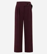 Pantalón de corte wide leg confeccionado en crepé color bordó, con cintura alta, cierre frontal con cremallera y detalle de hebilla ajustable en la cintura.