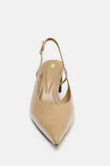 Zapato destalonado de tacón ancho con tira trasera ajustable mediante hebilla metálica y diseño acabado en punta.