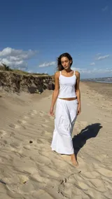 Musculosa blanca de algodón con breteles finos y corte recto.