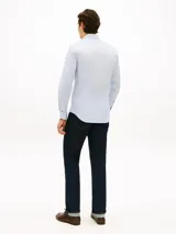 Camisa de vestir celeste con mini textura geométrica, manga larga, cuello italiano flexible y cierre frontal de botones. Confeccionada en mezcla de algodón, nailon y elastano.