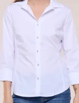 Camisa de poplín de algodón blanca, de silueta semi entallada con cuello camisero, escote en V, abotonadura frontal con botones joya, mangas tres cuartos con puños anchos y laterales elastizados al tono.