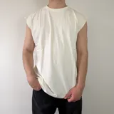 Musculosa color blanco, de corte oversize, con hombreras marcadas y cuello redondo.