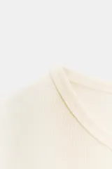 Camiseta de manga corta y cuello redondo, color crema, con tejido acanalado (rib) y corte ajustado (slim fit).