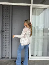 Sweater de punto fino con estampado floral grande en tonos beige y crema, de corte recto, cuello redondo y manga larga.