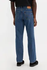 Jean Levi's 505 Regular Fit de hombre, color azul oscuro, con pierna recta y tiro alto. Cuenta con cierre de cremallera y diseño de 5 bolsillos.