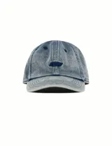 Gorra de béisbol de denim con efecto lavado, presenta el logo de la marca bordado en el frente y costuras reforzadas en la visera.