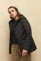 Campera puffer color verde oliva, con capucha, cierre frontal, bolsillos laterales con solapa y elástico en la cintura.