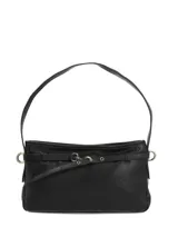 Cartera de hombro tipo hobo color negro, confeccionada en cuero sintético, con detalle de tira decorativa con hebilla metálica y argollas doradas en los laterales.