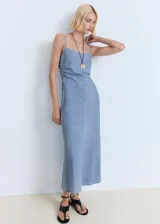 Vestido midi de tirantes finos ajustables con escote recto. Presenta un diseño recto con detalle drapeado en uno de los laterales de la cintura y cierre de cremallera lateral. Confeccionado en tejido mezcla de algodón y lino con acabado efecto denim.