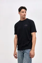 Remera de manga corta confeccionada en jersey de algodón pesado con textura suave. Presenta un calce relajado y cuenta con bordado de la marca en el pecho y en la espalda.