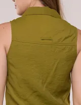 Camisa sin mangas de rayón texturado color blanco, de corte crop con cierre frontal de botones y lazos para anudar en el frente. Cuenta con cuello camisero, detalles de brillos en los hombros y bolsillos plaqué con solapa en el pecho.