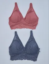Pack de dos bralettes de encaje, marca Jessica Simpson. Uno color rosado y otro color azul.