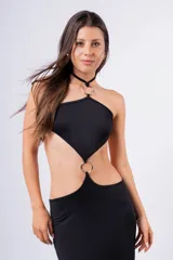 Vestido largo negro con escote halter, aberturas laterales y detalle de aros metálicos.