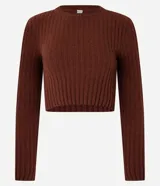 Blusa cropped color marrón, confeccionada en tejido de punto chenille texturizado, de corte ajustado, cuello redondo y mangas largas.