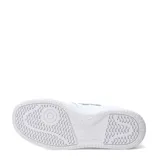 Championes urbanos New Balance modelo Court, color blanco con logo lateral plateado texturizado. Presentan puntera perforada para mayor ventilación y suela de goma al tono.