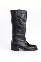 Bota de cuero negra, de caña media, con taco bajo y puntera redondeada.