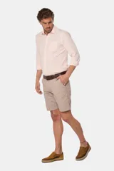 Bermuda clásica de color beige, confeccionada en una mezcla de algodón y spandex para mayor flexibilidad y comodidad.