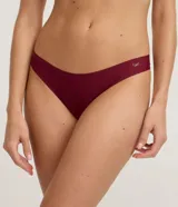 Kit de dos bombachas tipo bikini hilo, una blanca y una bordó, confeccionadas en microfibra. Tienen un calce cavado, laterales finos y sin costuras visibles. La parte de atrás tiene una cobertura reducida.