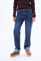 Sueco de plataforma color negro, con exterior de gamuza, interior forrado en piel sintética y detalle de corcho en el talón. Cuenta con una tira ajustable con broche metálico en el empeine.