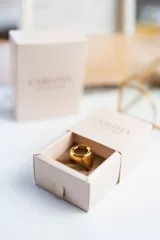 Anillo dorado de acero quirúrgico con baño de oro de 18k, de estilo minimalista.