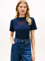 Remera de manga corta color azul marino de Tommy Hilfiger, con cuello redondo y corte regular. Presenta el logo gráfico de la marca bordado en el pecho en tono rojo y la bandera distintiva en la manga.