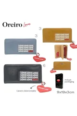 Billetera de cuero sintético color camel con cierre perimetral y dije de corazón rojo con la inscripción "Oreiro Love". Estampado frontal con la palabra "Love" repetida varias veces.