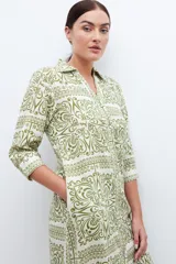 Vestido camisero midi color pistacho con estampado abstracto en blanco, de corte recto y manga 3/4.