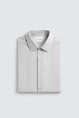 Camisa de manga larga para hombre, color gris claro con micro-estampado de cuadros sutiles. Presenta cuello italiano y cierre frontal de botonadura.
