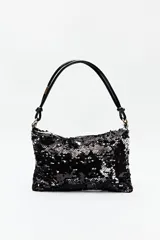 Cartera baguette negra cubierta de lentejuelas, con asa corta de cuero sintético.