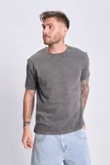 Camiseta de manga corta gris oscuro con efecto lavado.