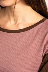 Sweater de algodón con textura tipo waffle, diseño bicolor con cuerpo en color rosado y mangas largas en color marrón. Presenta cuello redondo y un calce holgado.