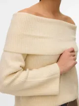 Sweater de punto en color crema con diseño off-shoulder, manga larga y calce regular.