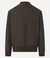 Campera bomber negra para hombre, confeccionada en poliéster con cierre frontal de cremallera, cuello, puños y dobladillo elásticos acanalados, y bolsillos laterales.