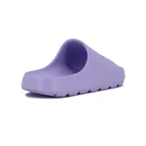 Chanclas Diadora modelo Bali de color lila, con diseño de una sola banda y suela con relieve antideslizante. Presenta el logo de la marca estampado en la parte superior.