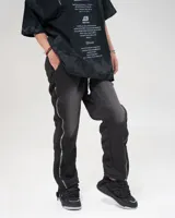 Pantalón de jogging negro con efecto lavado, corte holgado y cierres laterales verticales que permiten ajustar la silueta de wide a straight fit. Cuenta con cintura elástica con cordón ajustable.