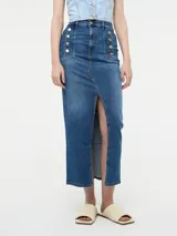 Falda midi de denim azul, de corte ajustado, con tajo frontal y botones dorados decorativos en la parte delantera.