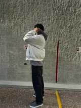 Campera bomber color crudo de nylon con cierre frontal y bolsillos laterales.