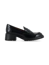 Mocasín de mujer color negro, confeccionado en material sintético con acabado brillante. Presenta un diseño clásico con antifaz en el empeine, suela track robusta y tacón cuadrado de altura media.