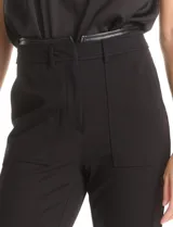 Pantalón negro de crepe, marca Zac & Rachel, con pretina de ecocuero y pasadores. Cierre frontal con broche interno, bolsillos delanteros funcionales y pierna recta entallada que termina por encima del tobillo.
