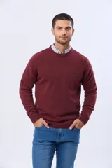 Buzo tejido de lana con escote redondo a la base y mangas largas. Presenta puños y ruedo acanalados, con un pequeño logo bordado en el pecho.